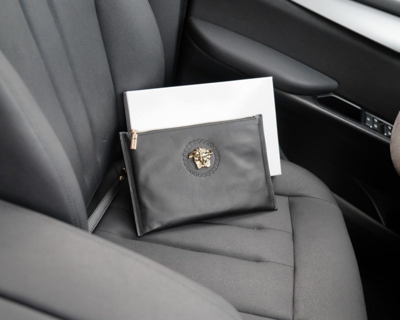 Versace's official website is synchronized. High-version clutch bag. Global hot-selling item. Made of original cowhide. Excellent texture. Classic and versatile for daily use. A style that lasts forever. Non-market ordinary goods. Order goods from trading companies. Comes with gift box packaging