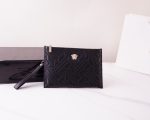 Versace's official website is synchronized. High-version clutch bag. Global hot-selling item. Made of original cowhide. Excellent texture. Classic and versatile for daily use. A style that lasts forever. Non-market ordinary goods. Order goods from trading companies. Comes with gift box packaging