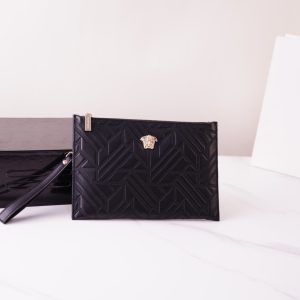 Il sito ufficiale di Versace è sincronizzato. Pochette di alta qualità. Oggetto di vendita globale. Realizzata in pelle bovina originale. Consistenza eccellente. Classica e versatile per l'uso quotidiano. Uno stile che dura per sempre. Prodotti ordinari non di mercato. Prodotti ordinati da società commerciali. Viene fornito con confezione regalo