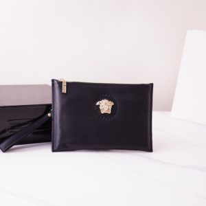 Versace's official website is synchronized. High-version clutch bag. Global hot-selling item. Made of original cowhide. Excellent texture. Classic and versatile for daily use. A style that lasts forever. Non-market ordinary goods. Order goods from trading companies. Comes with gift box packaging