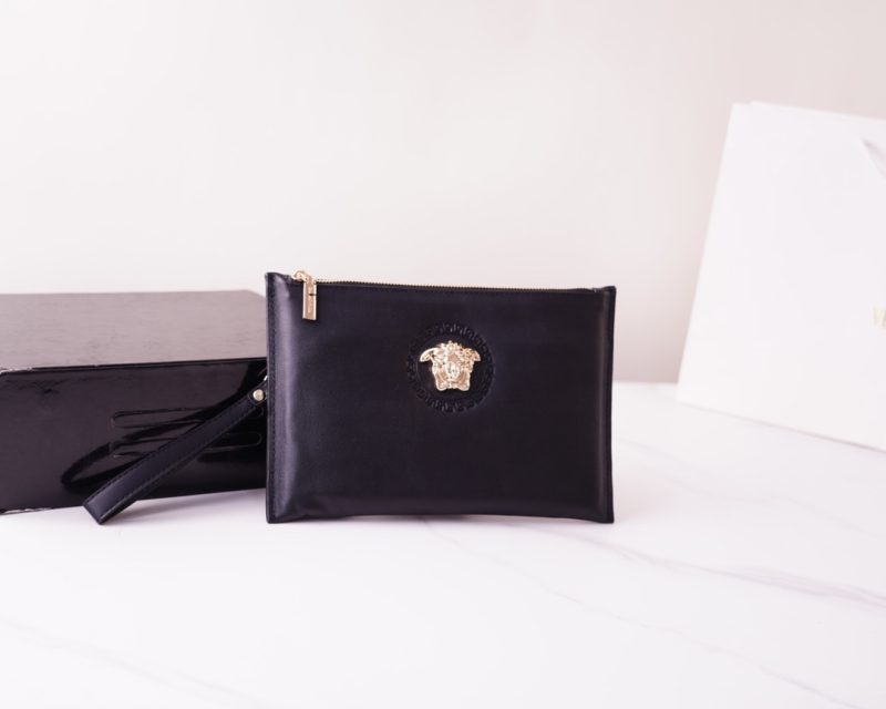 Versace's official website is synchronized. High-version clutch bag. Global hot-selling item. Made of original cowhide. Excellent texture. Classic and versatile for daily use. A style that lasts forever. Non-market ordinary goods. Order goods from trading companies. Comes with gift box packaging