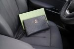 Versace's official website is synchronized. High-version clutch bag. Global hot-selling item. Made of original calfskin. Excellent texture. Classic and versatile for daily use. A style that lasts forever. Non-market ordinary goods. Order goods from trading companies. Comes with gift box packaging