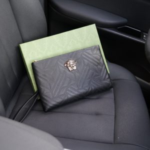 Versace's official website is synchronized. High-version clutch bag. Global hot-selling item. Made of original calfskin. Excellent texture. Classic and versatile for daily use. A style that lasts forever. Non-market ordinary goods. Order goods from trading companies. Comes with gift box packaging