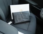 Versace's official website is synchronized. High-version clutch bag. Global hot-selling item. Made of original cowhide. Excellent texture. Classic and versatile for daily use. Style that lasts forever. Non-market ordinary goods. Order goods from trading companies. Comes with gift box packaging