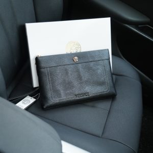 Il sito ufficiale di Versace è sincronizzato. Pochette di alta qualità. Oggetto di vendita globale. Realizzata in pelle bovina originale. Consistenza eccellente. Classica e versatile per l'uso quotidiano. Stile che dura per sempre. Prodotti ordinari non di mercato. Prodotti ordinati da società commerciali. Viene fornito con confezione regalo