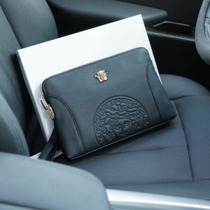 Versace's official website synchronizes the high version of the clutch bag