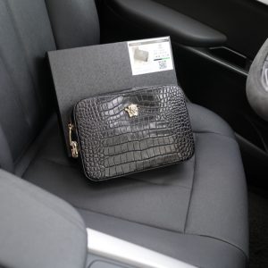 Versace's official website is synchronized. High-version clutch bag. Global hot-selling item. Made of original cowhide. Excellent texture. Classic and versatile for daily use. Style that lasts forever. Non-market ordinary goods. Order goods from trading companies. Comes with gift box packaging