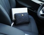 Versace's official website is synchronized. High-version clutch bag. Global hot-selling item. Made of original cowhide. Excellent texture. Classic and versatile for daily use. Style that lasts forever. Non-market ordinary goods. Order goods from trading companies. Comes with gift box packaging