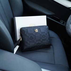 El sitio web oficial de Versace está sincronizado. Bolso de mano de alta versión. Un éxito de ventas mundial. Fabricado en piel de vacuno original. Excelente textura. Clásico y versátil para uso diario. Estilo que dura para siempre. Mercancía ordinaria no comercializada. Artículos de encargo de empresas comerciales. Embalaje en caja de regalo