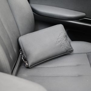 Versace's official website is synchronized. High-version clutch bag. Global hot-selling item. Made of original calfskin. Excellent texture. Classic and versatile for daily use. A style that will last forever. Not common in the market. Order goods from trading companies [Specification: 27x17x3]