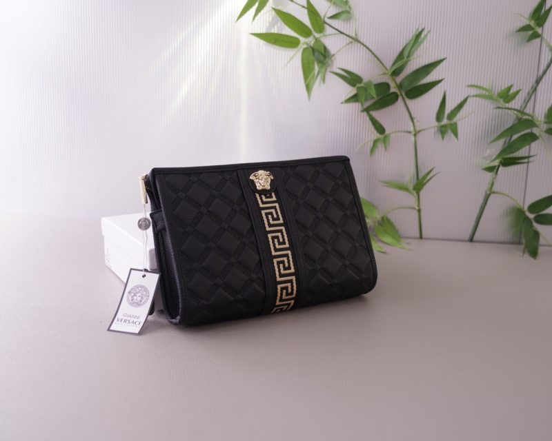 Il sito ufficiale di Versace sincronizza la pochette in versione alta