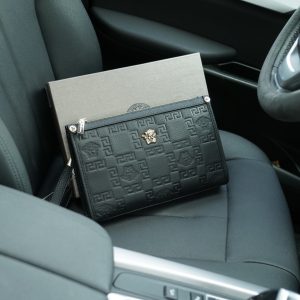 Le site officiel de Versace est synchronisé. Pochette haute version. Article très vendu dans le monde entier. Réalisée en cuir de veau original. Excellente texture. Classique et polyvalent pour un usage quotidien. Un style qui durera toujours. Marchandises ordinaires non commercialisées. Marchandises commandées auprès de sociétés commerciales. Livré dans un emballage cadeau.