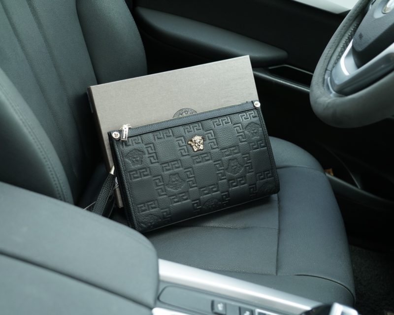 Le site officiel de Versace est synchronisé. Pochette haute version. Article très vendu dans le monde entier. Réalisée en cuir de veau original. Excellente texture. Classique et polyvalent pour un usage quotidien. Un style qui durera toujours. Marchandises ordinaires non commercialisées. Marchandises commandées auprès de sociétés commerciales. Livré dans un emballage cadeau.