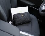 Le site officiel de Versace'est synchronisé. Pochette de haute qualité. Article très vendu dans le monde entier. Réalisé en cuir de veau original. Excellente texture. Classique et polyvalent pour un usage quotidien. Un style qui dure toujours. Peu courant sur le marché. Commandez des marchandises auprès de sociétés commerciales. Livré dans un emballage cadeau