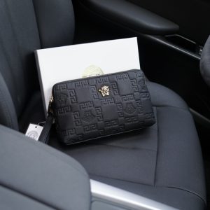 Il sito ufficiale di Versace è sincronizzato. Pochette di alta qualità. Articolo di grande successo a livello mondiale. Realizzata in pelle di vitello originale. Consistenza eccellente. Classica e versatile per l'uso quotidiano. Uno stile che dura per sempre. Non comune sul mercato. Ordinate da aziende commerciali. Viene fornito con confezione regalo