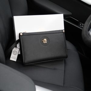 Il sito ufficiale di Versace è sincronizzato. Pochette di alta qualità. Oggetto di vendita globale. Realizzata in pelle bovina originale. Consistenza eccellente. Classica e versatile per l'uso quotidiano. Uno stile che dura per sempre. Prodotti ordinari non di mercato. Prodotti ordinati da società commerciali. Viene fornito con confezione regalo