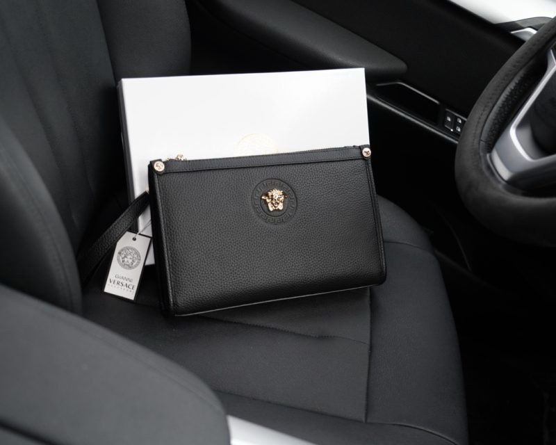 Versace's official website is synchronized. High-version clutch bag. Global hot-selling item. Made of original cowhide. Excellent texture. Classic and versatile for daily use. A style that lasts forever. Non-market ordinary goods. Order goods from trading companies. Comes with gift box packaging