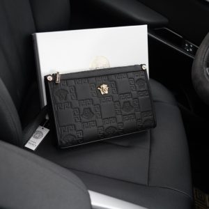 Il sito ufficiale di Versace è sincronizzato. Pochette di alta qualità. Oggetto di vendita globale. Realizzata in pelle bovina originale. Consistenza eccellente. Classica e versatile per l'uso quotidiano. Uno stile che dura per sempre. Prodotti ordinari non di mercato. Prodotti ordinati da società commerciali. Viene fornito con confezione regalo