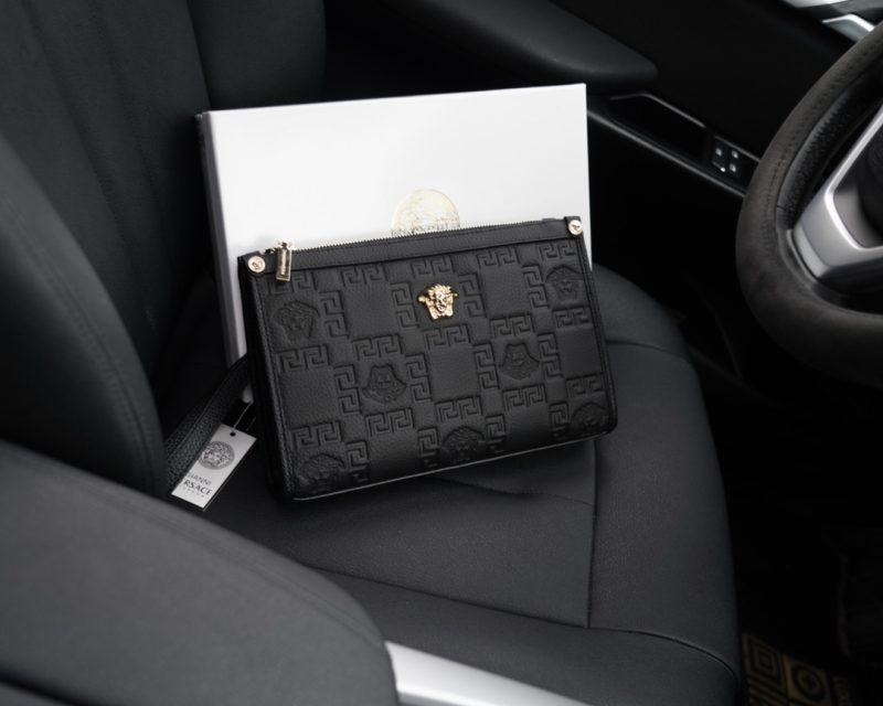 Il sito ufficiale di Versace è sincronizzato. Pochette di alta qualità. Oggetto di vendita globale. Realizzata in pelle bovina originale. Consistenza eccellente. Classica e versatile per l'uso quotidiano. Uno stile che dura per sempre. Prodotti ordinari non di mercato. Prodotti ordinati da società commerciali. Viene fornito con confezione regalo