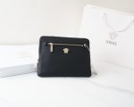 Le site officiel de Versace est synchronisé. Pochette haute version. Article très vendu dans le monde entier. Fabriquée en cuir de vachette original. Excellente texture. Classique et polyvalent pour un usage quotidien. Un style qui durera toujours. Produits ordinaires non commercialisés. Marchandises commandées auprès de sociétés commerciales. Livré dans un emballage cadeau.