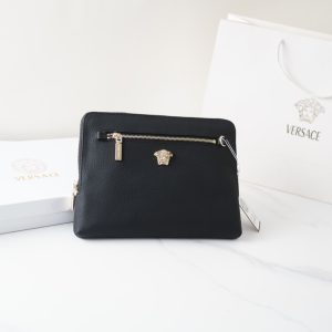 Le site officiel de Versace est synchronisé. Pochette haute version. Article très vendu dans le monde entier. Fabriquée en cuir de vachette original. Excellente texture. Classique et polyvalent pour un usage quotidien. Un style qui durera toujours. Produits ordinaires non commercialisés. Marchandises commandées auprès de sociétés commerciales. Livré dans un emballage cadeau.