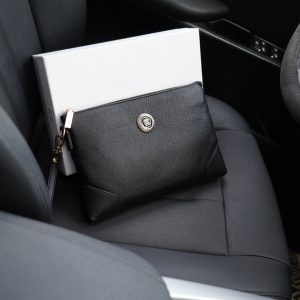 Versace's official website is synchronized. High-version clutch bag. Global hot-selling item. Made of original cowhide. Excellent texture. Classic and versatile for daily use. Style that lasts forever. Non-market ordinary goods. Order goods from trading companies. Comes with gift box packaging