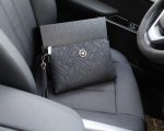 Versace's official website is synchronized. High-version clutch bag. Global hot-selling item. Made of original cowhide. Excellent texture. Classic and versatile for daily use. Style that lasts forever. Non-market ordinary goods. Order goods from trading companies. Comes with gift box packaging