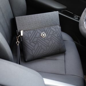 Le site officiel de Versace est synchronisé. Pochette haute version. Article très vendu dans le monde entier. Fabriquée en cuir de vachette original. Excellente texture. Classique et polyvalent pour un usage quotidien. Un style qui dure toujours. Produits ordinaires non commercialisés. Commande de marchandises auprès de sociétés commerciales. Livré dans un emballage cadeau