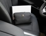 Le site officiel de Versace est synchronisé. Pochette haute version. Article très vendu dans le monde entier. Fabriquée en cuir de vachette original. Excellente texture. Classique et polyvalent pour un usage quotidien. Un style qui dure toujours. Produits ordinaires non commercialisés. Commande de marchandises auprès de sociétés commerciales. Livré dans un emballage cadeau