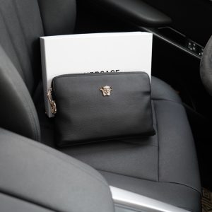 Il sito ufficiale di Versace è sincronizzato. Pochette di alta qualità. Oggetto di vendita globale. Realizzata in pelle bovina originale. Consistenza eccellente. Classica e versatile per l'uso quotidiano. Stile che dura per sempre. Prodotti ordinari non di mercato. Prodotti ordinati da società commerciali. Viene fornito con confezione regalo