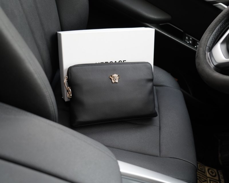 Il sito ufficiale di Versace è sincronizzato. Pochette di alta qualità. Oggetto di vendita globale. Realizzata in pelle bovina originale. Consistenza eccellente. Classica e versatile per l'uso quotidiano. Stile che dura per sempre. Prodotti ordinari non di mercato. Prodotti ordinati da società commerciali. Viene fornito con confezione regalo