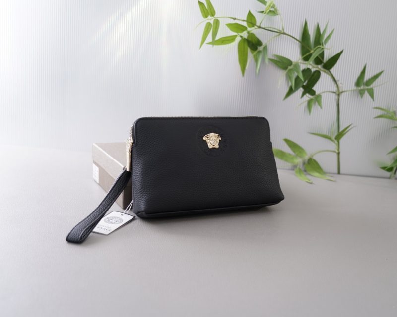 Versace's official website is synchronized. High-version clutch bag. Global hot-selling item. Made of original calfskin. Excellent texture. Classic and versatile for daily use. A style that lasts forever. Not common in the market. Order goods from trading companies. Comes with gift box packaging