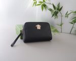 Le site officiel de Versace est synchronisé. Pochette haute version. Article très vendu dans le monde entier. Réalisée en cuir de veau original. Excellente texture. Classique et polyvalent pour un usage quotidien. Un style qui dure toujours. Peu courant sur le marché. Commandez des marchandises auprès de sociétés commerciales. Livré dans un emballage cadeau