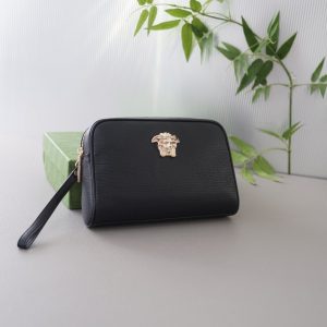 Le site officiel de Versace est synchronisé. Pochette haute version. Article très vendu dans le monde entier. Réalisée en cuir de veau original. Excellente texture. Classique et polyvalent pour un usage quotidien. Un style qui dure toujours. Peu courant sur le marché. Commandez des marchandises auprès de sociétés commerciales. Livré dans un emballage cadeau