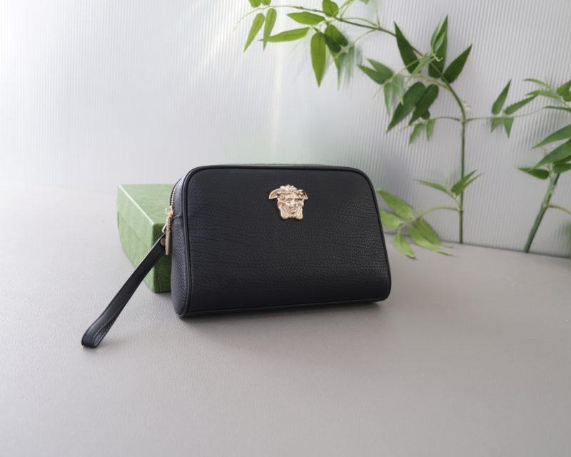 Il sito ufficiale di Versace è sincronizzato. Pochette di alta qualità. Articolo di grande successo a livello mondiale. Realizzata in pelle di vitello originale. Consistenza eccellente. Classica e versatile per l'uso quotidiano. Uno stile che dura per sempre. Non comune sul mercato. Ordinate da aziende commerciali. Viene fornito con confezione regalo