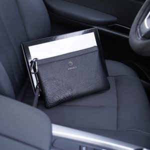 Versace's official website is synchronized. High-version clutch bag. Global hot-selling item. Made of original calfskin. Excellent texture. Classic and versatile for daily use. A style that lasts forever. Non-market ordinary goods. Order goods from trading companies. Comes with gift box packaging