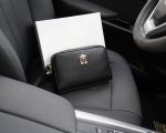 Le site officiel de Versace est synchronisé. Pochette haute version. Article très vendu dans le monde entier. Réalisée en cuir de veau original. Excellente texture. Classique et polyvalent pour un usage quotidien. Un style qui dure toujours. Produits ordinaires non commercialisés. Marchandises commandées auprès de sociétés commerciales. Livré dans un emballage cadeau