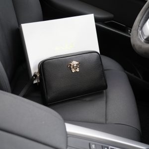 Versace's official website is synchronized. High-version clutch bag. Global hot-selling item. Made of original calfskin. Excellent texture. Classic and versatile for daily use. Style that lasts forever. Non-market ordinary goods. Order goods from trading companies. Comes with gift box packaging