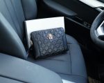 Le site officiel de Versace est synchronisé. Pochette haute version. Article très vendu dans le monde entier. Fabriquée en cuir de vachette original. Excellente texture. Classique et polyvalent pour un usage quotidien. Un style qui dure toujours. Produits ordinaires non commercialisés. Commande de marchandises auprès de sociétés commerciales. Livré dans un emballage cadeau