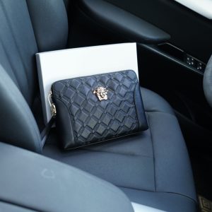 El sitio web oficial de Versace está sincronizado. Bolso de mano de alta versión. Un éxito de ventas mundial. Fabricado en piel de vacuno original. Excelente textura. Clásico y versátil para uso diario. Estilo que dura para siempre. Mercancía ordinaria no comercializada. Artículos de encargo de empresas comerciales. Embalaje en caja de regalo