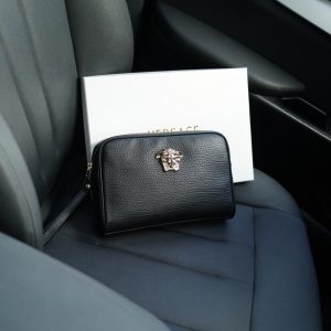 Versace's official website is synchronized. High-version clutch bag. Global hot-selling item. Made of original cowhide. Excellent texture. Classic and versatile for daily use. A style that lasts forever. Non-market ordinary goods. Order goods from trading companies. Comes with gift box packaging