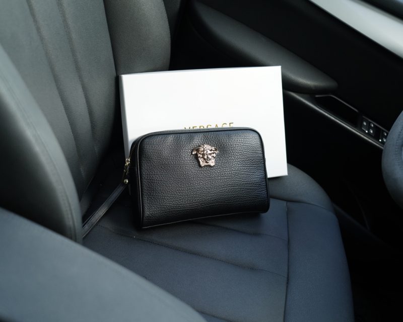 Versace's official website is synchronized. High-version clutch bag. Global hot-selling item. Made of original cowhide. Excellent texture. Classic and versatile for daily use. A style that lasts forever. Non-market ordinary goods. Order goods from trading companies. Comes with gift box packaging